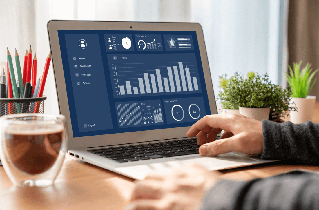 Utilisateur créant des rapports sur Power BI, montrant l'interface de création de rapports avec divers outils et options de visualisation disponibles.