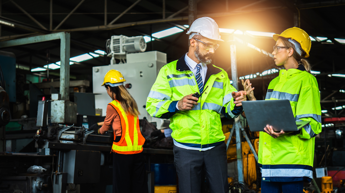 Réunion d'un équipe projet dans site industriel ou se déroule un chantier d'intégration de nouvelle machines