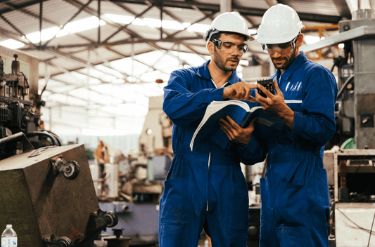 Deux techniciens de maintenances gère depuis une application connectées à des capteurs IOT les interventions de maintenance